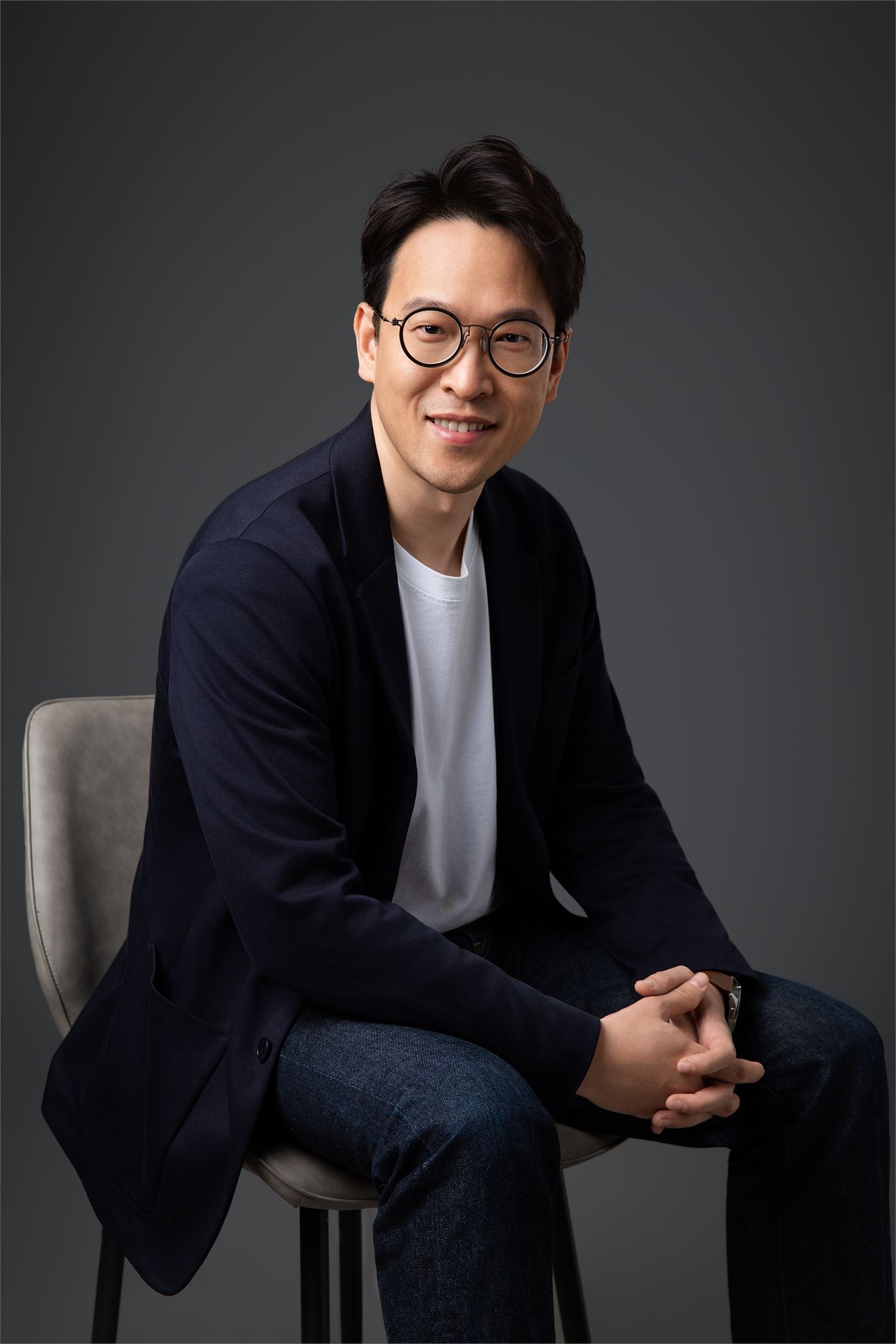 吴佳生休闲西装白色T恤讲师照片